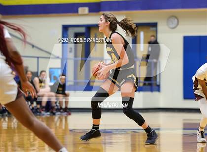 Thumbnail 2 in Crandall vs Red Oak (UIL 5A Bi-District) photogallery.
