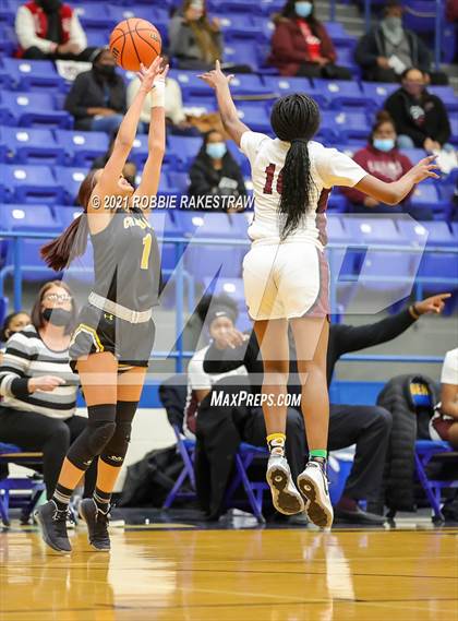Thumbnail 2 in Crandall vs Red Oak (UIL 5A Bi-District) photogallery.