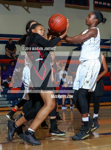Thumbnail 2 in Antelope vs West photogallery.