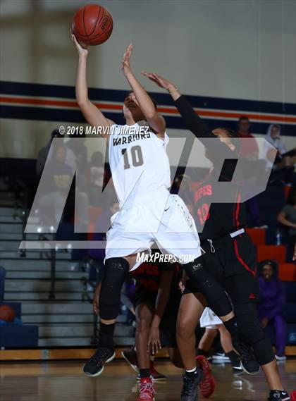 Thumbnail 3 in Antelope vs West photogallery.
