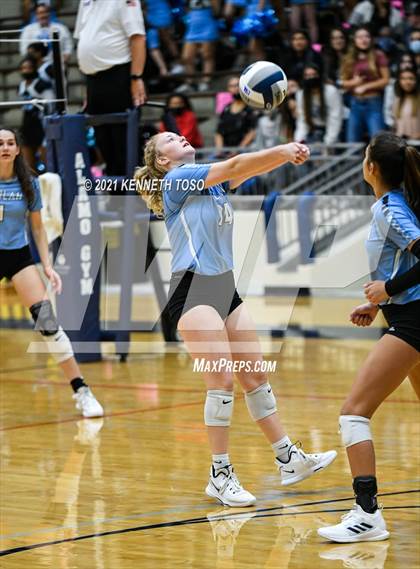Thumbnail 2 in Harlan vs. Brandeis (UIL Region 4 Semi-Final) photogallery.