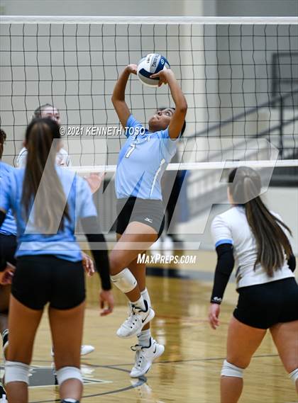 Thumbnail 1 in Harlan vs. Brandeis (UIL Region 4 Semi-Final) photogallery.