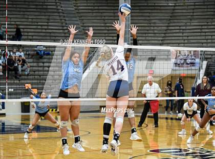 Thumbnail 3 in Harlan vs. Brandeis (UIL Region 4 Semi-Final) photogallery.