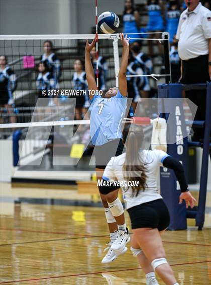 Thumbnail 2 in Harlan vs. Brandeis (UIL Region 4 Semi-Final) photogallery.