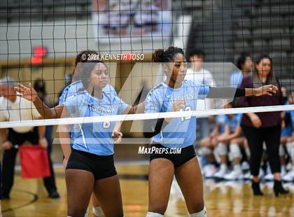 Thumbnail 2 in Harlan vs. Brandeis (UIL Region 4 Semi-Final) photogallery.