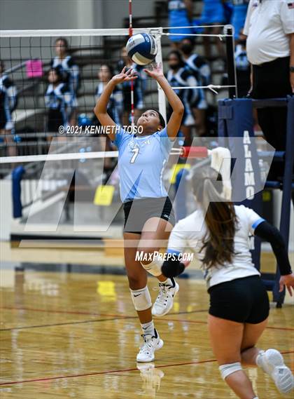 Thumbnail 1 in Harlan vs. Brandeis (UIL Region 4 Semi-Final) photogallery.