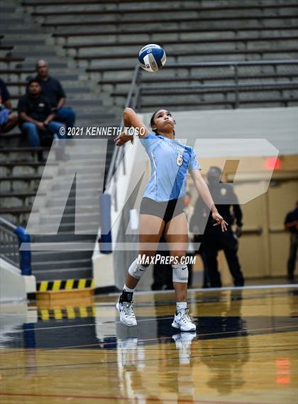 Thumbnail 2 in Harlan vs. Brandeis (UIL Region 4 Semi-Final) photogallery.