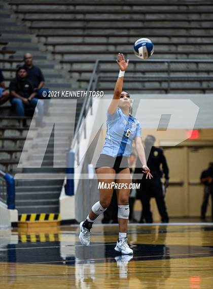 Thumbnail 3 in Harlan vs. Brandeis (UIL Region 4 Semi-Final) photogallery.