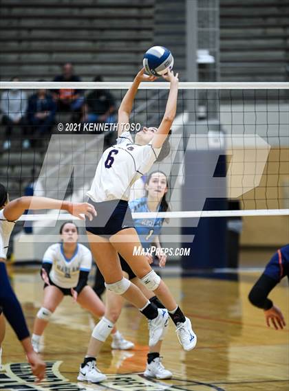Thumbnail 3 in Harlan vs. Brandeis (UIL Region 4 Semi-Final) photogallery.