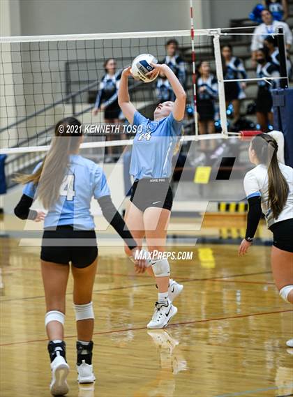 Thumbnail 3 in Harlan vs. Brandeis (UIL Region 4 Semi-Final) photogallery.