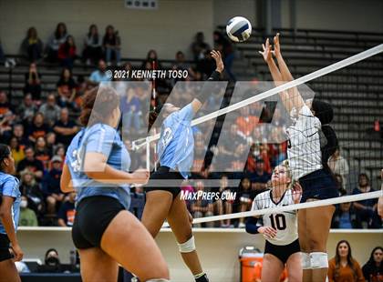 Thumbnail 3 in Harlan vs. Brandeis (UIL Region 4 Semi-Final) photogallery.