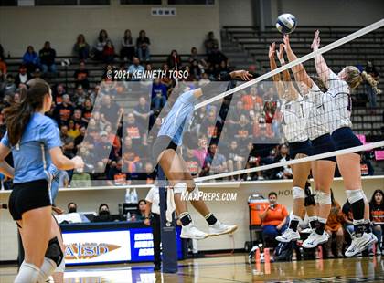 Thumbnail 2 in Harlan vs. Brandeis (UIL Region 4 Semi-Final) photogallery.