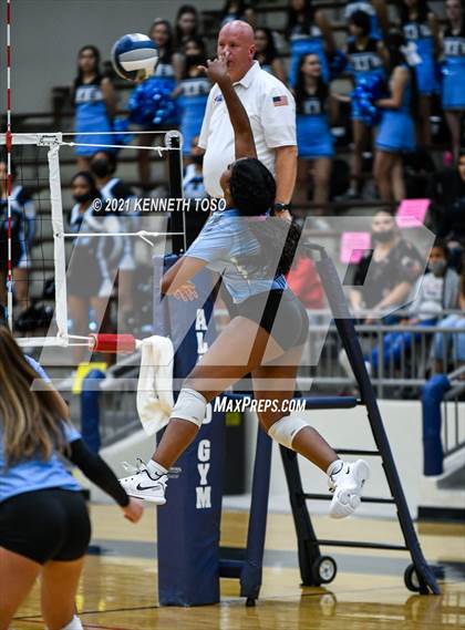 Thumbnail 3 in Harlan vs. Brandeis (UIL Region 4 Semi-Final) photogallery.