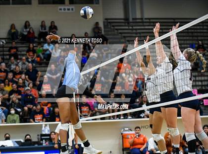 Thumbnail 1 in Harlan vs. Brandeis (UIL Region 4 Semi-Final) photogallery.
