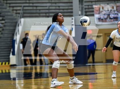 Thumbnail 2 in Harlan vs. Brandeis (UIL Region 4 Semi-Final) photogallery.