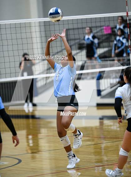 Thumbnail 2 in Harlan vs. Brandeis (UIL Region 4 Semi-Final) photogallery.