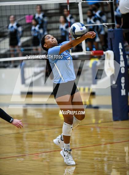 Thumbnail 1 in Harlan vs. Brandeis (UIL Region 4 Semi-Final) photogallery.