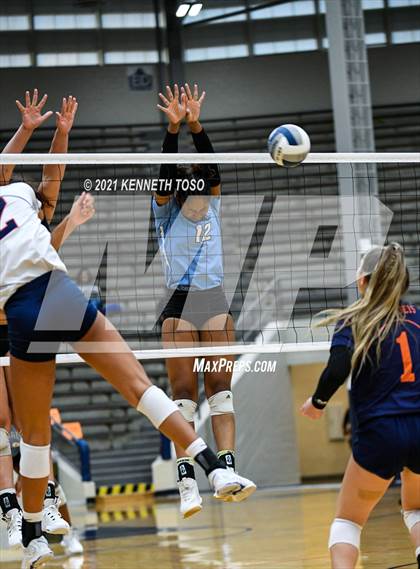 Thumbnail 3 in Harlan vs. Brandeis (UIL Region 4 Semi-Final) photogallery.