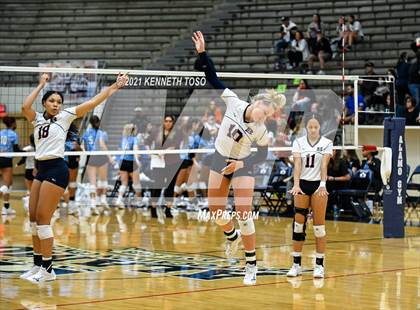Thumbnail 3 in Harlan vs. Brandeis (UIL Region 4 Semi-Final) photogallery.