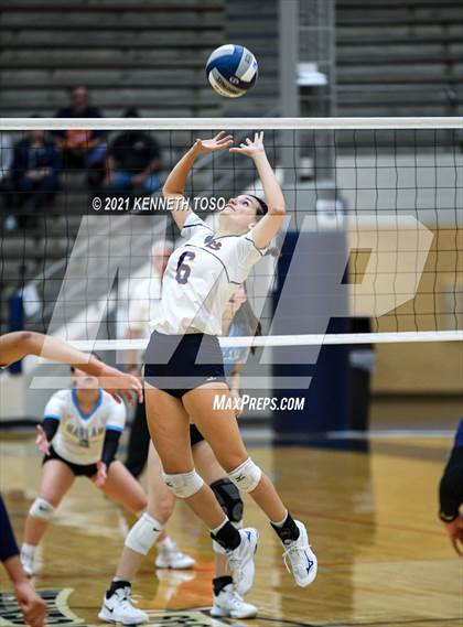 Thumbnail 2 in Harlan vs. Brandeis (UIL Region 4 Semi-Final) photogallery.