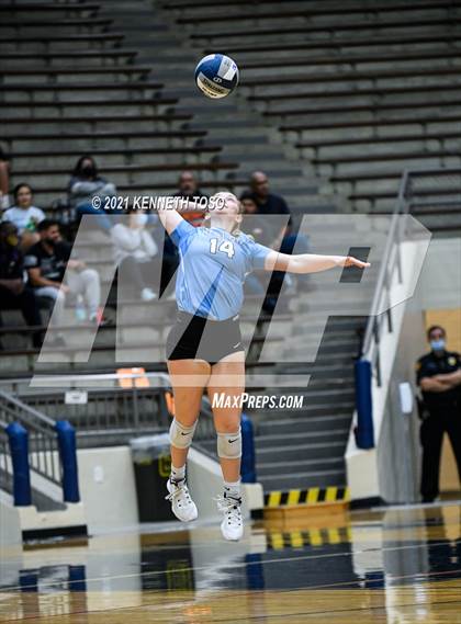 Thumbnail 2 in Harlan vs. Brandeis (UIL Region 4 Semi-Final) photogallery.