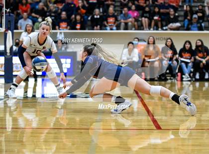 Thumbnail 3 in Harlan vs. Brandeis (UIL Region 4 Semi-Final) photogallery.