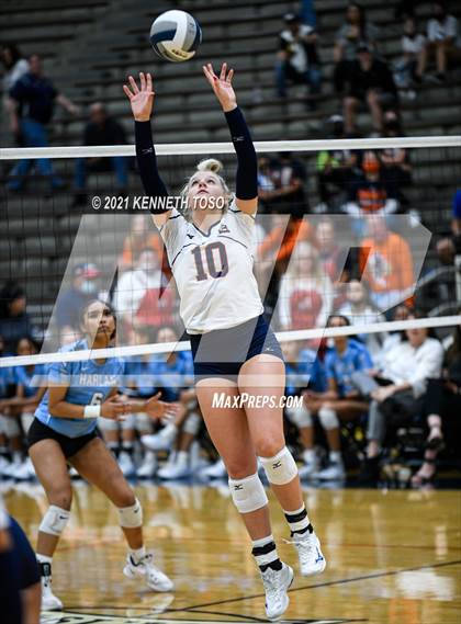 Thumbnail 1 in Harlan vs. Brandeis (UIL Region 4 Semi-Final) photogallery.