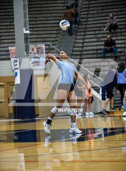 Thumbnail 2 in Harlan vs. Brandeis (UIL Region 4 Semi-Final) photogallery.