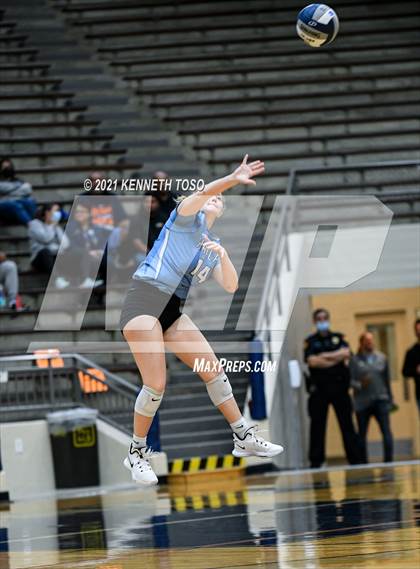 Thumbnail 1 in Harlan vs. Brandeis (UIL Region 4 Semi-Final) photogallery.