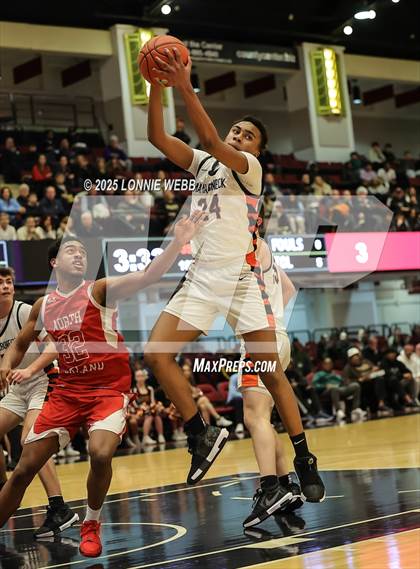 Thumbnail 3 in Mamaroneck vs. North Rockland (NYSPHSAA Sectional 1 Class AAA Semifinal) photogallery.