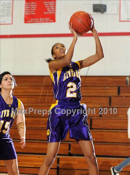 Thumbnail 3 in Maxwell vs. Live Oak photogallery.