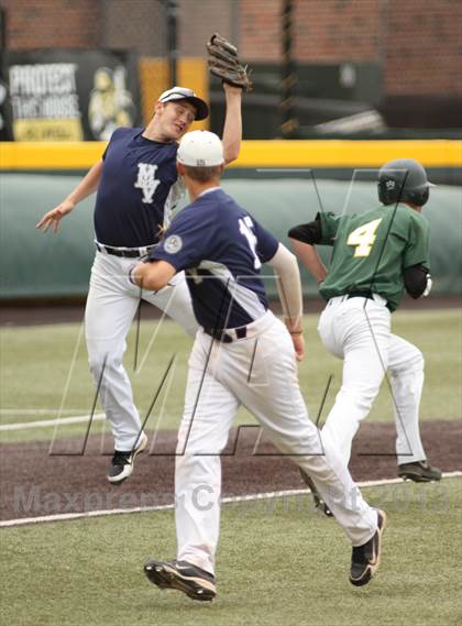 Thumbnail 2 in Carroll vs. Mill Valley (KSHSAA 5A Semifinal) photogallery.