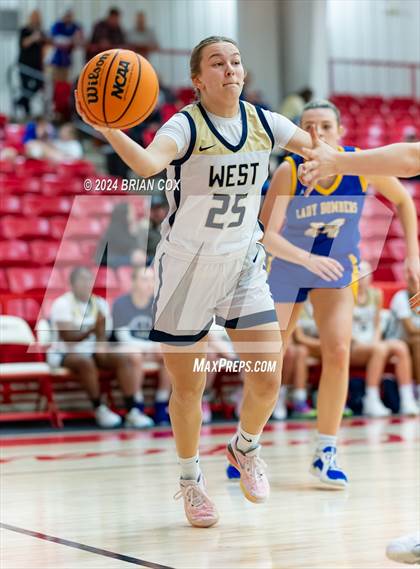 Thumbnail 2 in Mountain Home vs Bentonville West (Billy Ply Classic) photogallery.