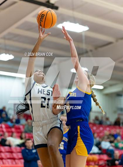 Thumbnail 3 in Mountain Home vs Bentonville West (Billy Ply Classic) photogallery.