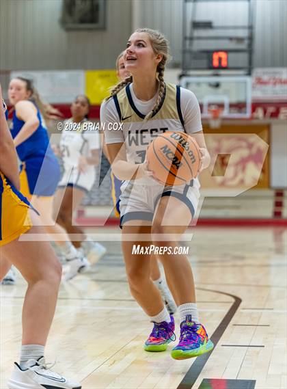 Thumbnail 1 in Mountain Home vs Bentonville West (Billy Ply Classic) photogallery.