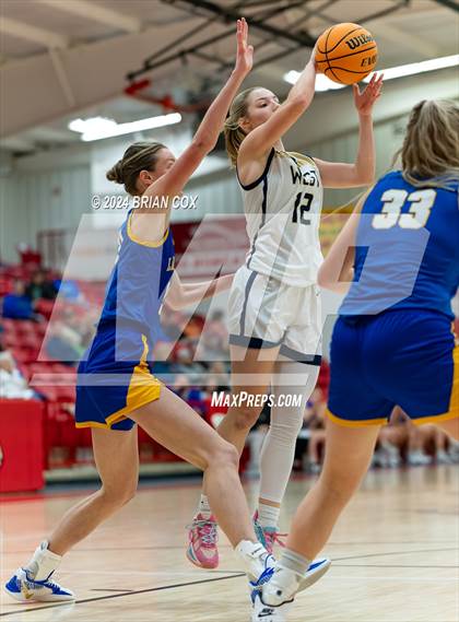 Thumbnail 2 in Mountain Home vs Bentonville West (Billy Ply Classic) photogallery.