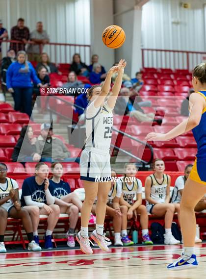 Thumbnail 1 in Mountain Home vs Bentonville West (Billy Ply Classic) photogallery.