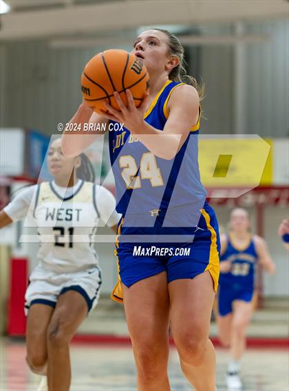 Thumbnail 1 in Mountain Home vs Bentonville West (Billy Ply Classic) photogallery.
