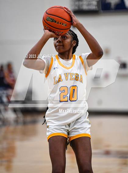 Thumbnail 1 in La Vega vs Madisonville (UIL 4A Reg III Final) photogallery.