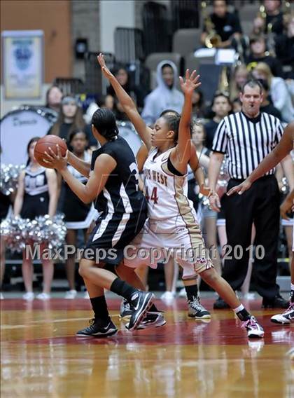 Thumbnail 3 in Stockdale vs. Clovis West (CIF CS D1 Final) photogallery.