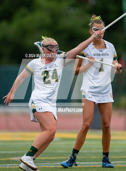 Thumbnail 3 in Mira Costa vs. Mater Dei photogallery.