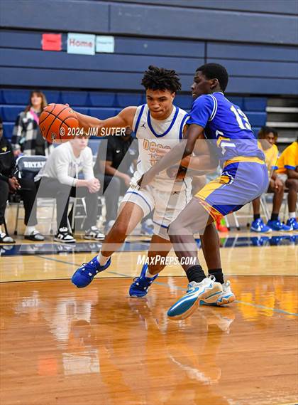 Thumbnail 3 in Chapel Hill vs Washington (UIL 4A Reg III Semifinal) photogallery.
