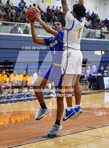 Thumbnail 2 in Chapel Hill vs Washington (UIL 4A Reg III Semifinal) photogallery.