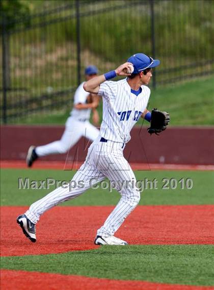 Thumbnail 2 in Bellevue vs. Covington Catholic (9th Region Tournament) photogallery.