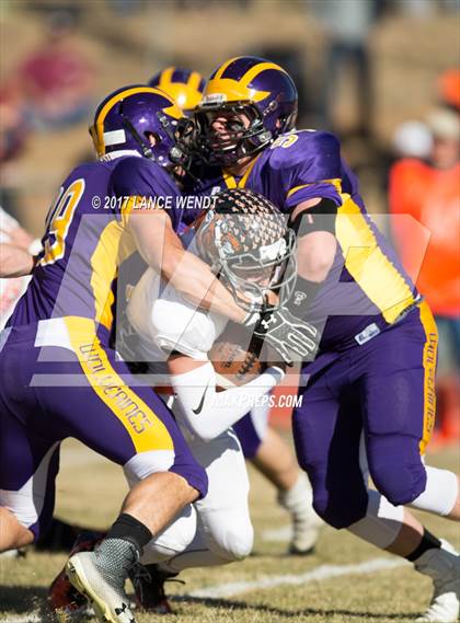 Thumbnail 3 in La Junta vs. Bayfield (CHSAA 2017 2A Final) photogallery.