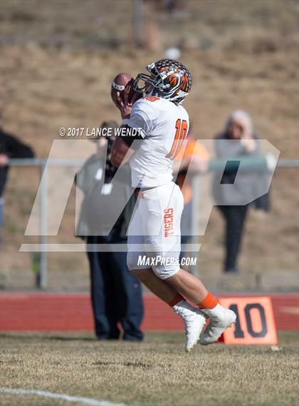 Thumbnail 2 in La Junta vs. Bayfield (CHSAA 2017 2A Final) photogallery.