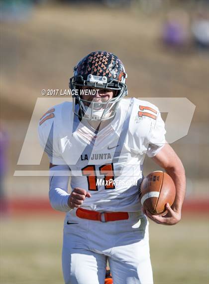 Thumbnail 3 in La Junta vs. Bayfield (CHSAA 2017 2A Final) photogallery.
