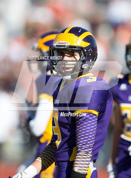 Thumbnail 3 in La Junta vs. Bayfield (CHSAA 2017 2A Final) photogallery.