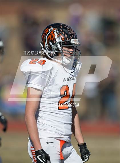 Thumbnail 3 in La Junta vs. Bayfield (CHSAA 2017 2A Final) photogallery.