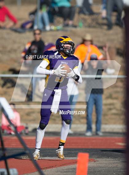 Thumbnail 1 in La Junta vs. Bayfield (CHSAA 2017 2A Final) photogallery.